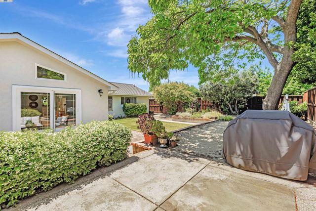 37972 Ballard Dr, Fremont CA: https://media.crmls.org/mediaz/a9604729-dfd3-472a-bd0f-a4e203b4cadf.jpg