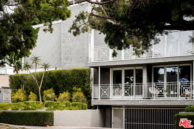 1425 Stanford Street, Santa Monica CA: https://media.crmls.org/mediaz/a9610758-5702-41ef-b94b-a747f357308e.jpg