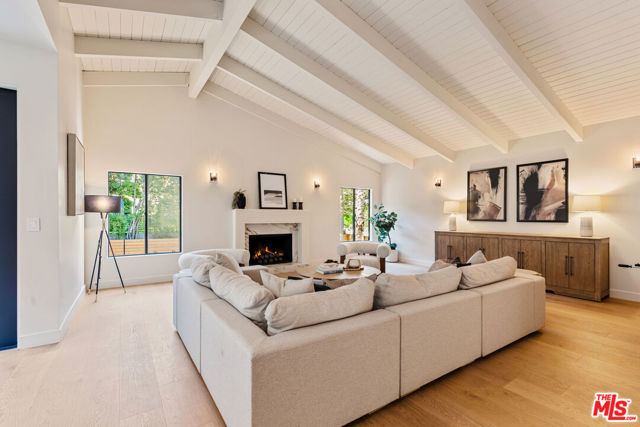 1401 N Bundy Drive, Los Angeles CA: https://media.crmls.org/mediaz/a96146f5-ab29-4bce-a6c1-44d70654408f.jpg