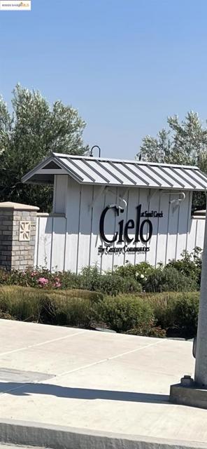 5444 Spring Mountain Ln, Antioch CA: https://media.crmls.org/mediaz/a961981f-ac59-4b52-b0c3-333d02d4bfb0.jpg