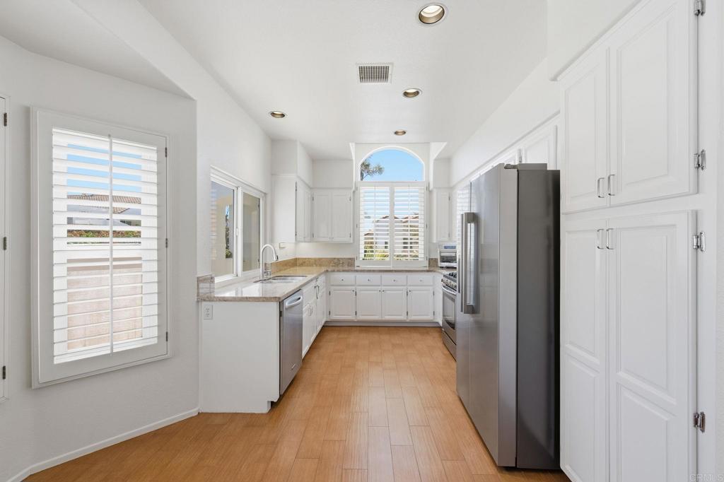 4950 Lerkas Way - photo 6