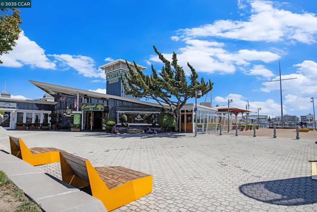 410 Webster St #1, Oakland CA: https://media.crmls.org/mediaz/a964f8c4-2359-4f98-a4a6-208e6baac4ed.jpg