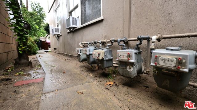 1105 W Clark Avenue, Burbank CA: https://media.crmls.org/mediaz/a96519c8-d297-4124-94dd-604d8e205d28.jpg