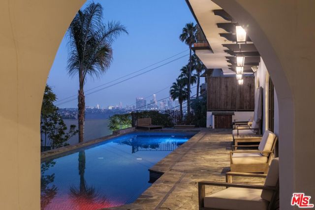 4733 Bonvue Avenue, Los Angeles CA: https://media.crmls.org/mediaz/a9667327-38ea-4de4-84ca-5a3dc149d2eb.jpg