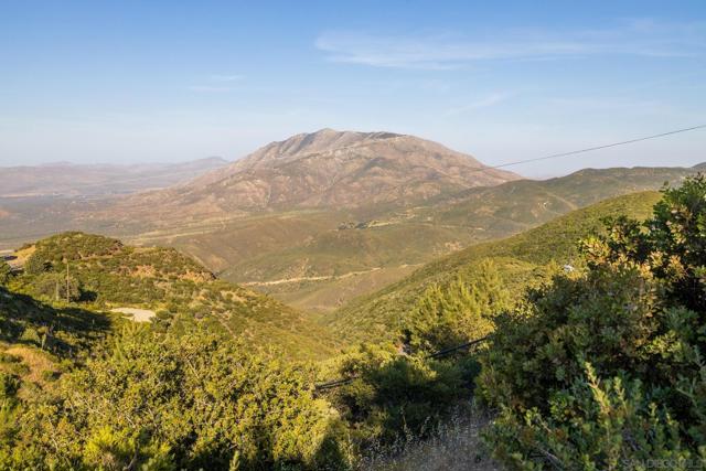 555 Manzanita Dr, Julian CA: https://media.crmls.org/mediaz/a967f1f3-e698-49b9-90e5-bb6f64ed2659.jpg