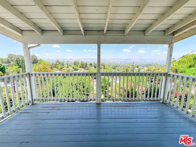 22224 Cass Avenue, Woodland Hills CA: https://media.crmls.org/mediaz/a9692264-a9ac-495e-9bc0-53b8d6d0c2c7.jpg