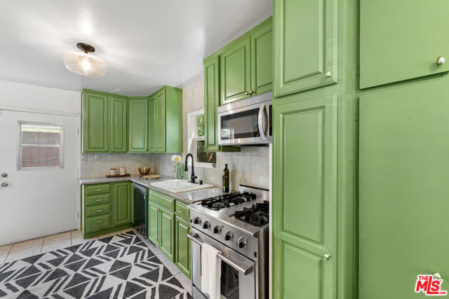 1205 Appleton Way, Venice CA: https://media.crmls.org/mediaz/a96997cf-cdbf-462f-9c7e-686ff230502d.jpg