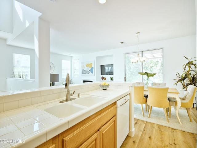 3127 La Casa Court, Thousand Oaks CA: https://media.crmls.org/mediaz/a96a8a57-edc9-4551-9844-3f560be9018f.jpg