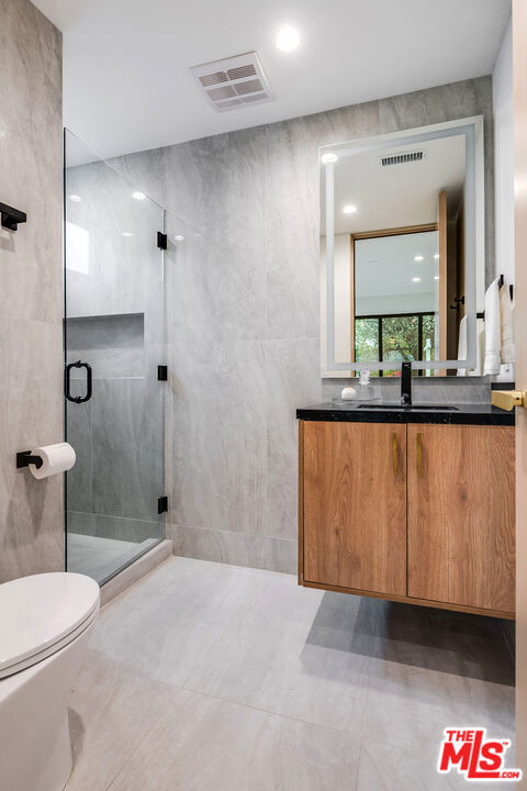 4906 Van Noord Avenue, Sherman Oaks CA: https://media.crmls.org/mediaz/a96afac1-851f-4c5a-bf73-c2e51cd45436.jpg