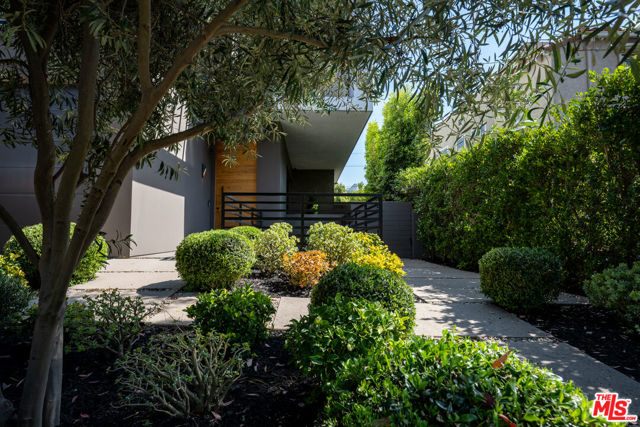 8356 W 4th Street, Los Angeles CA: https://media.crmls.org/mediaz/a96cb986-8944-41c1-a27b-f8cf48c14c85.jpg