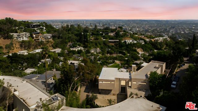 9277 Thrush Way, Los Angeles CA: https://media.crmls.org/mediaz/a96cd8b0-4ec5-4165-9470-bfdfc2b78359.jpg