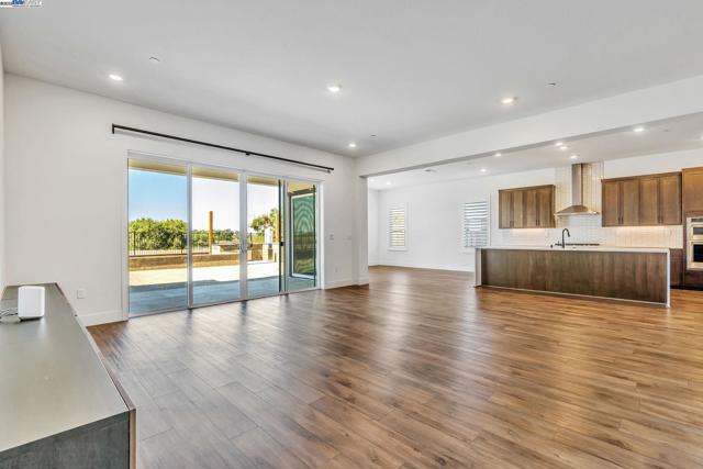 665 River Bend Dr, Lathrop CA: https://media.crmls.org/mediaz/a96d6175-fc1d-43c3-ad68-5d3437136e66.jpg