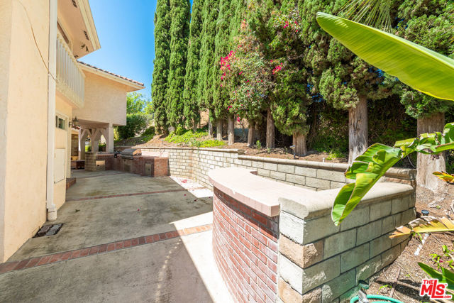 2357 Knob Hill Drive, Riverside CA: https://media.crmls.org/mediaz/a96db633-33ee-49c2-9249-e199fff6f639.jpg