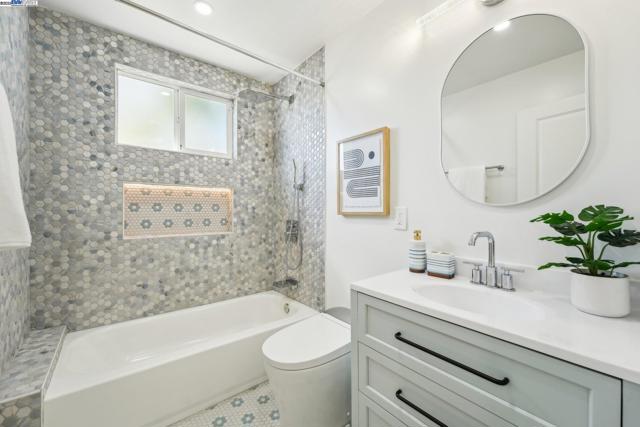 431 Alameda De Las Pulgas, Redwood City CA: https://media.crmls.org/mediaz/a96ed643-2e93-4c51-8194-7e65067957da.jpg
