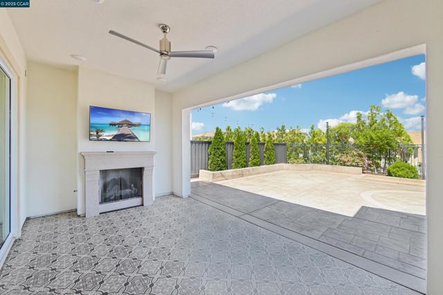 2909 Tulare Hills Dr, Dublin CA: https://media.crmls.org/mediaz/a96f98e4-6794-4ace-be79-834f95c5c4d8.jpg