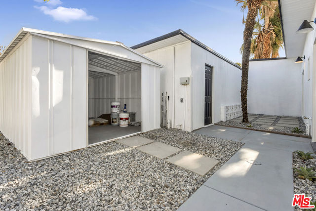547 N Farrell Drive, Palm Springs CA: https://media.crmls.org/mediaz/a96ff0d4-0962-4603-a539-bb10a3a9aceb.jpg
