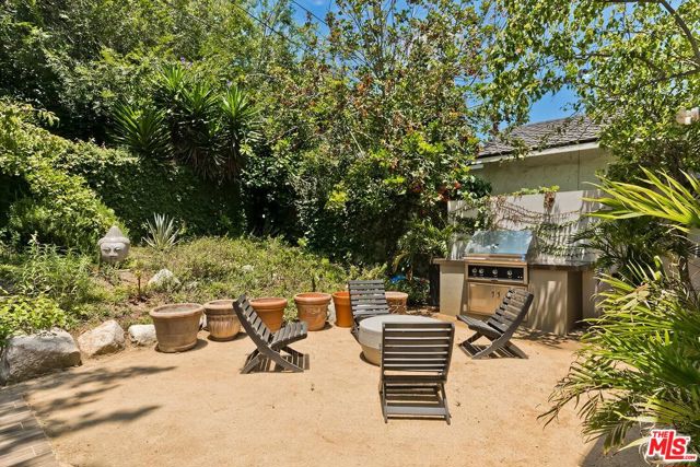 2663 Anchor Avenue, Los Angeles CA: https://media.crmls.org/mediaz/a970231f-ad9d-4047-9807-f922de912694.jpg