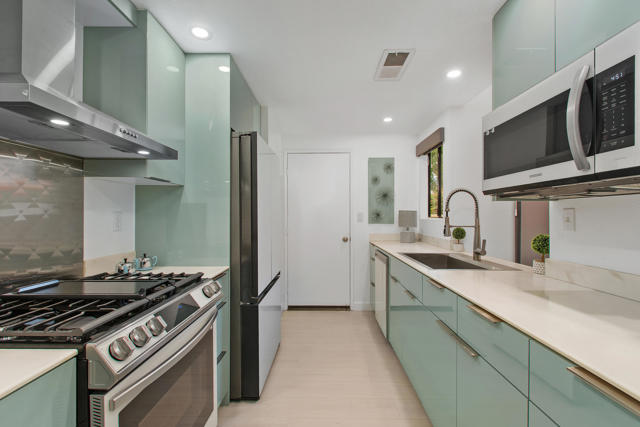 1334 Tiffany S Circle, Palm Springs CA: https://media.crmls.org/mediaz/a970ed09-c218-4c1f-89ff-c7307999d0e1.jpg