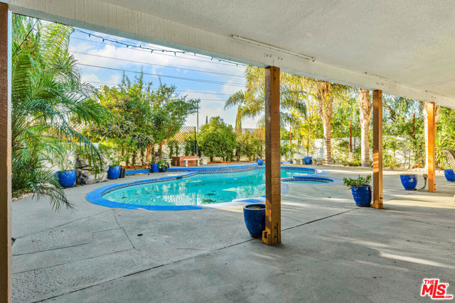 8333 Topeka Drive, Northridge CA: https://media.crmls.org/mediaz/a971a8c1-e568-42f5-b834-d70ab54722d3.jpg
