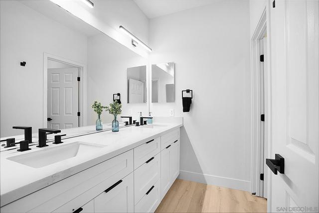 1120 Parkview Dr, Oceanside CA: https://media.crmls.org/mediaz/a971b5cf-56ae-46f1-8c31-ae90ac2953a6.jpg