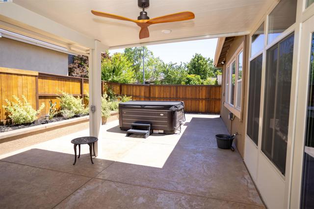 5090 Archcrest Way, Sacramento CA: https://media.crmls.org/mediaz/a9726c2b-ee47-4a09-bcd6-5c64590d923b.jpg
