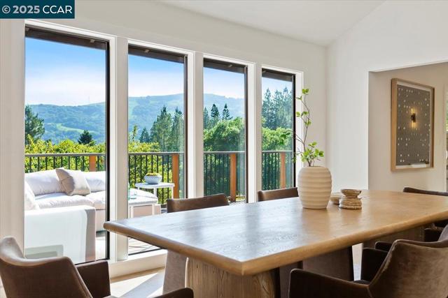 316 Village View Ct, Orinda CA: https://media.crmls.org/mediaz/a972939f-7daa-45a2-96d4-2cf40d129162.jpg