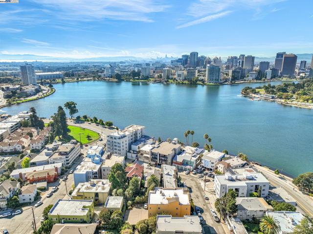 400 Wayne Ave, Oakland CA: https://media.crmls.org/mediaz/a972a23c-65cf-428f-bcf9-0fe08d8d3e82.jpg