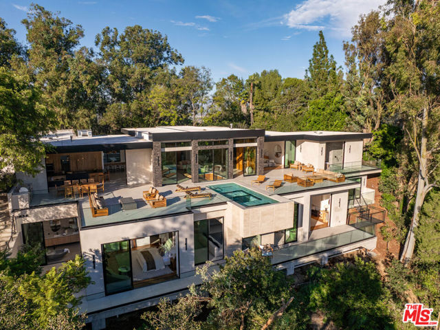 12752 Mulholland Drive, Beverly Hills CA: https://media.crmls.org/mediaz/a973361a-1817-4571-995e-476c1586440e.jpg