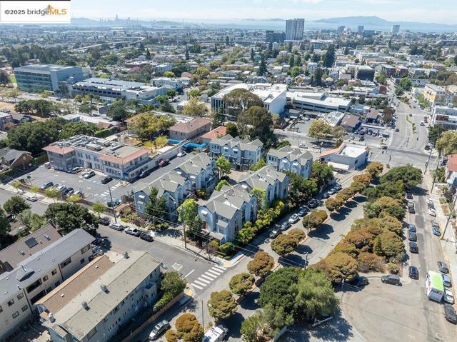 3927 Cerrito Ave, Oakland CA: https://media.crmls.org/mediaz/a973df9e-a8a4-4487-8d7c-4f3d8a4facae.jpg