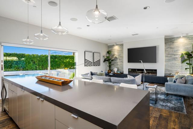 1047 Hunter Drive, Palm Springs CA: https://media.crmls.org/mediaz/a973eeb1-ebee-48b8-8d02-39b867228d7d.jpg