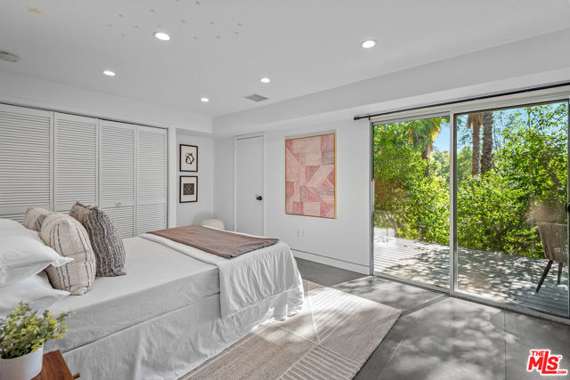 4944 Hood Drive, Woodland Hills CA: https://media.crmls.org/mediaz/a97454e8-e20a-4df3-bcee-8331f35e543a.jpg