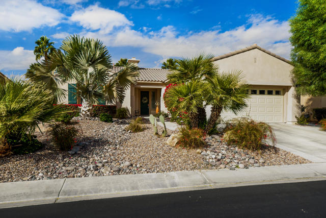 40973 Corte La Fonda, Indio CA: https://media.crmls.org/mediaz/a97485f4-1e6d-4f3b-9beb-5b60b1deec68.jpg