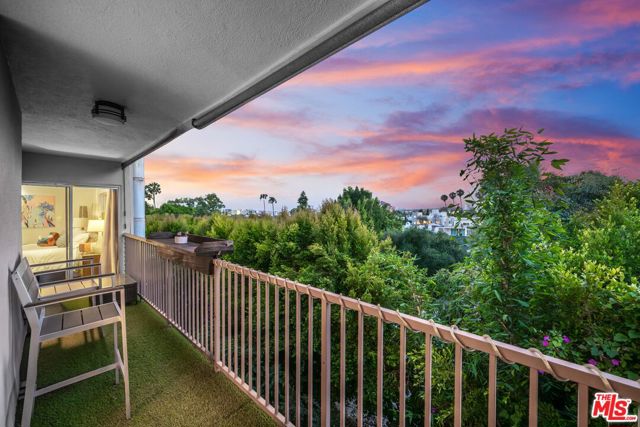 949 N Kings Road, West Hollywood CA: https://media.crmls.org/mediaz/a97510bc-22cc-4876-8e13-8d38dbf9c7ce.jpg