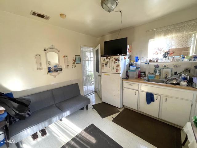 136 S Roosevelt Avenue, Oxnard CA: https://media.crmls.org/mediaz/a9758a01-61d2-41fb-9908-809b9dc937c3.jpg