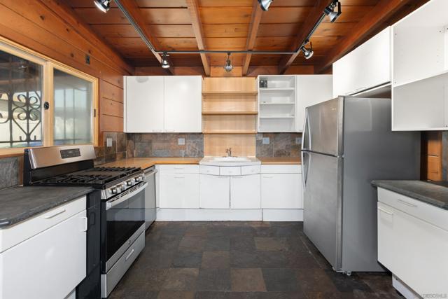 415 W Nutmeg St, San Diego CA: https://media.crmls.org/mediaz/a976302e-31b8-4df8-8fd9-52bd6d1b7f08.jpg