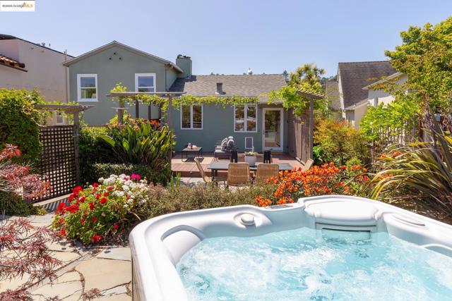 131 Sonia St, Oakland CA: https://media.crmls.org/mediaz/a9778a0a-df85-411a-b152-fe37580f6e38.jpg