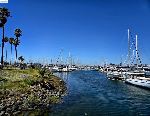 1623 Fortmann Way, Alameda CA: https://media.crmls.org/mediaz/a977c3a7-f9a9-4516-a6b4-246892a53b5a.jpg
