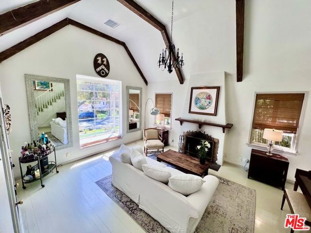 219 Winchester Avenue, Glendale CA: https://media.crmls.org/mediaz/a9785c3f-f737-42e1-85bd-1e3d602cab48.jpg