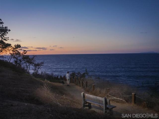 7963 Prospect Pl, La Jolla CA: https://media.crmls.org/mediaz/a97887c7-6c4e-424f-b37f-6610ac371b41.jpg
