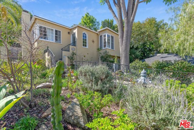 11316 Sunshine Terrace, Studio City CA: https://media.crmls.org/mediaz/a9790eaf-92d8-4e7b-a88d-6df22564575f.jpg
