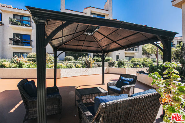 8180 Manitoba Street, Playa del Rey CA: https://media.crmls.org/mediaz/a979113f-3cf0-4ff2-8145-71e0ce759d75.jpg