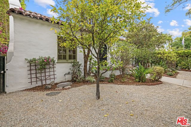 953 N Martel Avenue, Los Angeles CA: https://media.crmls.org/mediaz/a979cddc-7b94-46f9-9026-d4c481ed4a54.jpg