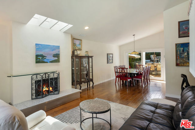 3735 Montuso Place, Encino CA: https://media.crmls.org/mediaz/a979eab4-c8ef-4bad-a116-1b4d656adc08.jpg