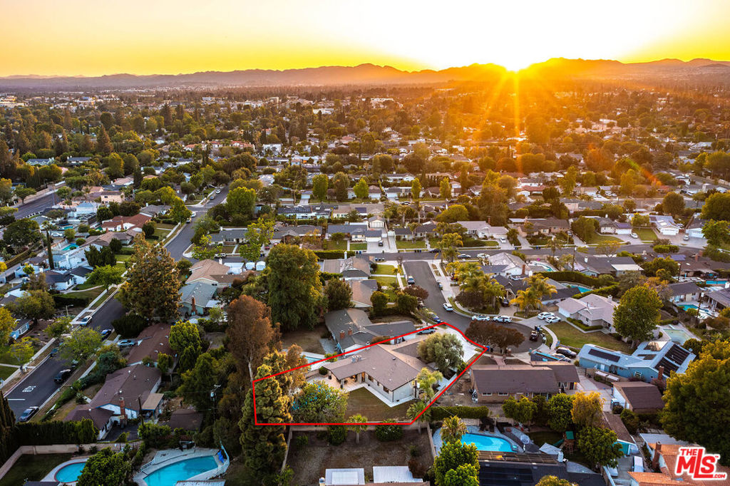 https://media.crmls.org/mediaz/a97a9c88-0580-4d6d-9e06-7ad29c0302a9.jpg?preset=X-Large