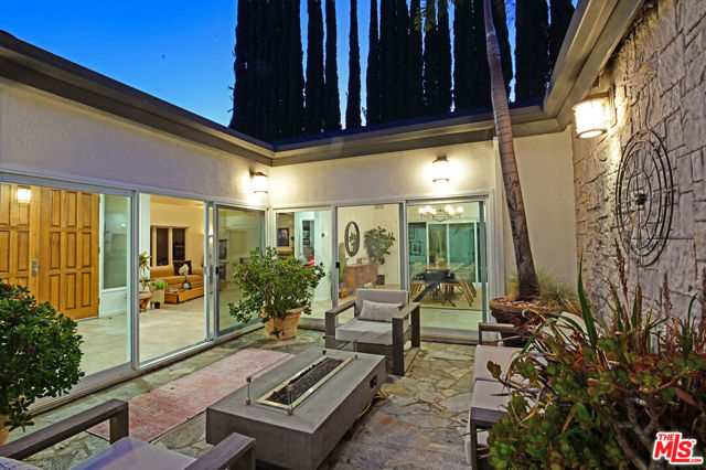 18141 Green Meadow Drive, Encino CA: https://media.crmls.org/mediaz/a97aff61-9e54-4608-bacd-6e5ef9b4e8cc.jpg