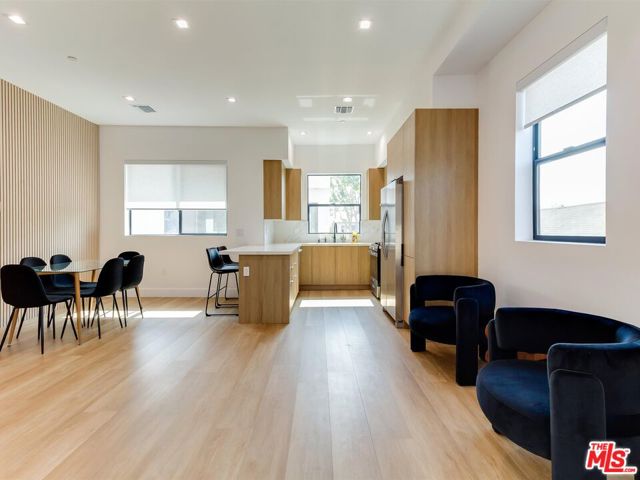 2817 1/2 S Redondo Boulevard, Los Angeles CA: https://media.crmls.org/mediaz/a97c37df-475e-4854-8bd0-c6f83b2f5314.jpg