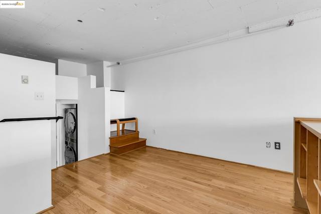 1500 Park Ave, Emeryville CA: https://media.crmls.org/mediaz/a97d81de-5ae6-44b9-991a-9a8913a2f188.jpg