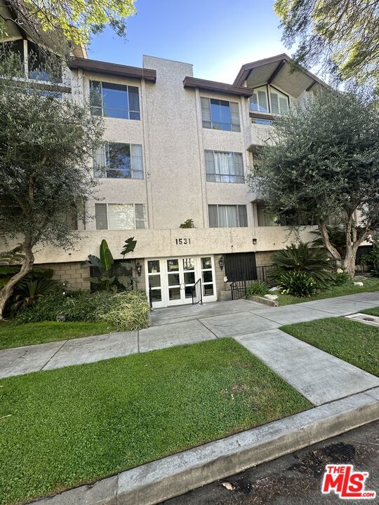 1531 Camden Avenue, Los Angeles CA: https://media.crmls.org/mediaz/a97e446b-d761-4299-8636-ebb77047e152.jpg