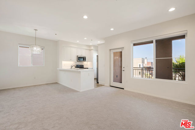 6020 Seabluff Drive, Playa Vista CA: https://media.crmls.org/mediaz/a97e8c31-4528-4905-8102-e6cdcbb3ca32.jpg