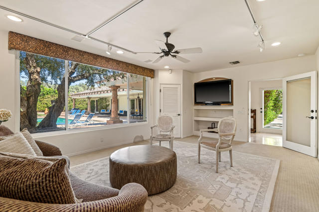 835 N Avenida Palmas, Palm Springs, CA 92262